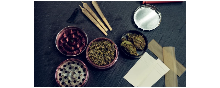 Smoking accessories: filters, rolling sheets, saverettes